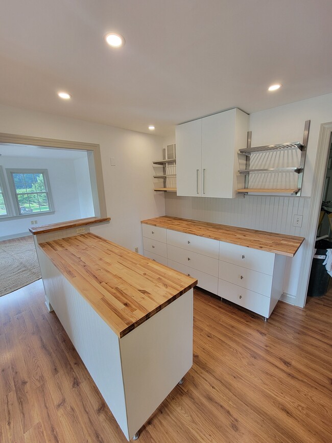 Building Photo - 33 Rittenhouse Rd