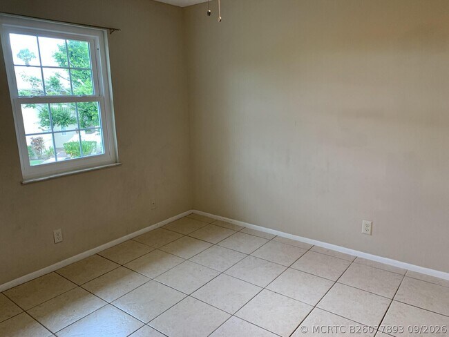 Building Photo - 1544 SE Royal Green Cir