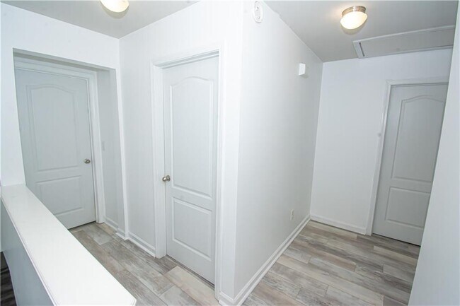 Building Photo - 162 Townview Dr