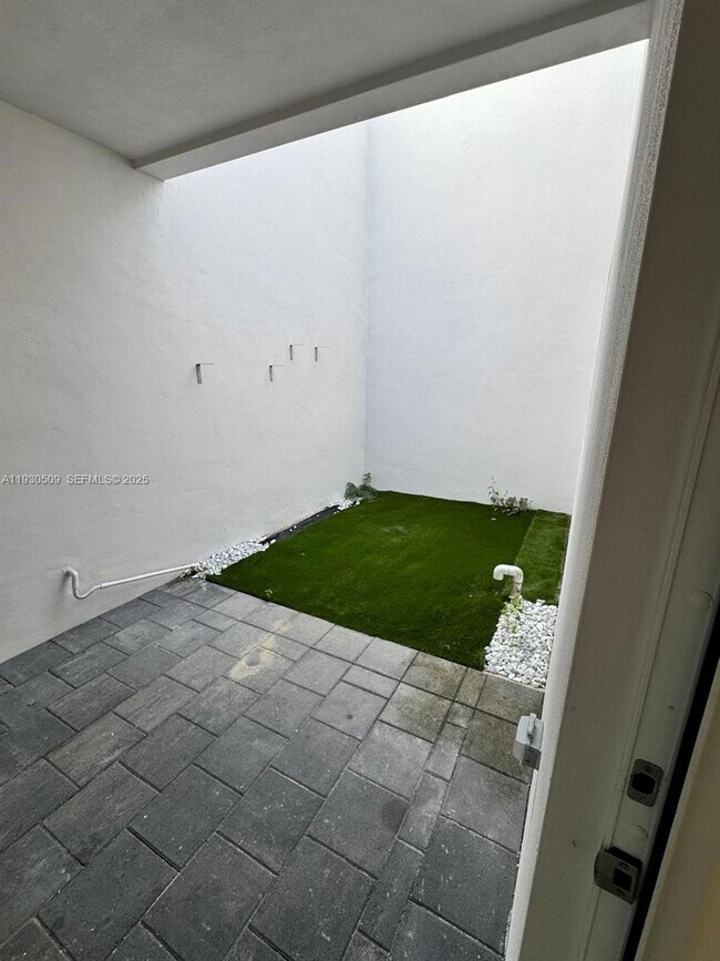 Building Photo - 10445 NW 66th St