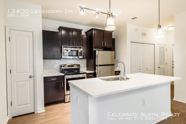 Building Photo - New Luxurious Apartments North Austin!