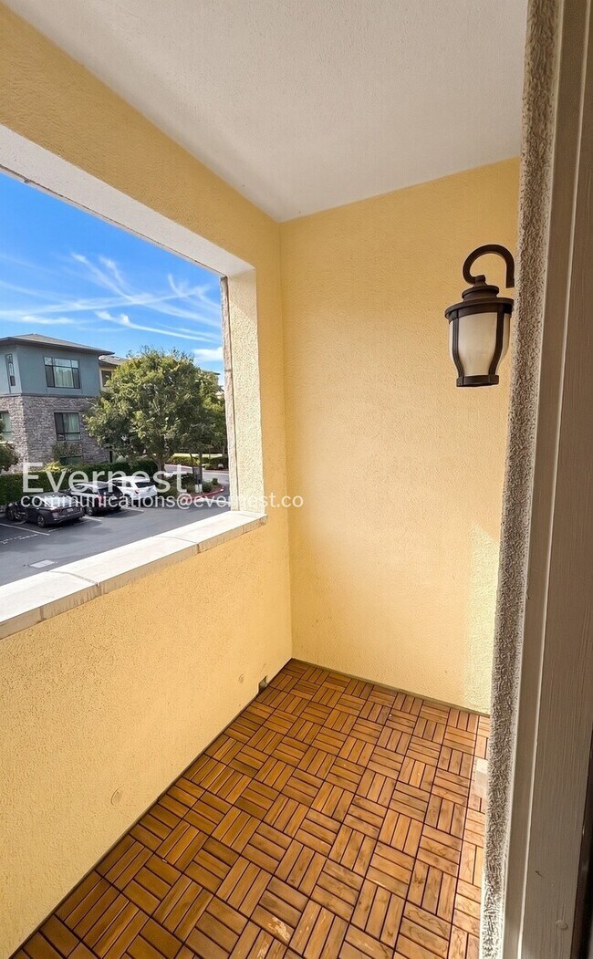 Building Photo - 3-Bed/3.5-Bath Townhome/ Available Now!