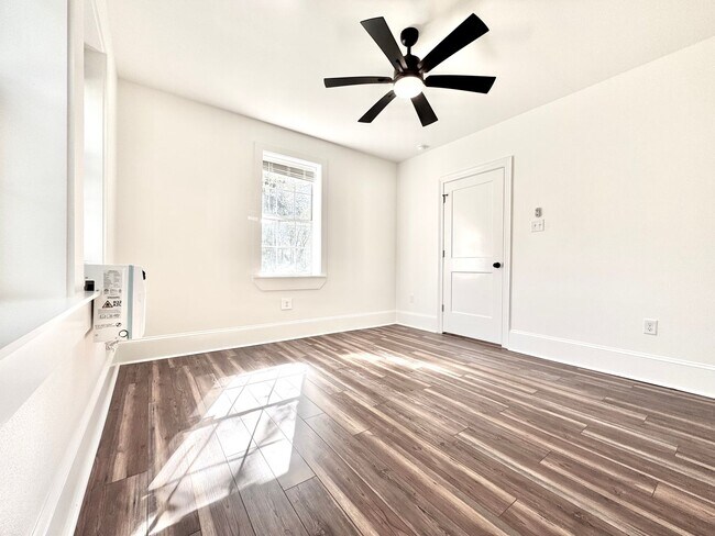 Building Photo - The Gladiola – Newly Renovated Luxury Livi...