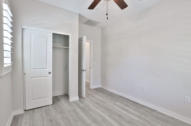 Building Photo - Gorgeous 4bed/3 bath End Unit Condo in Gil...