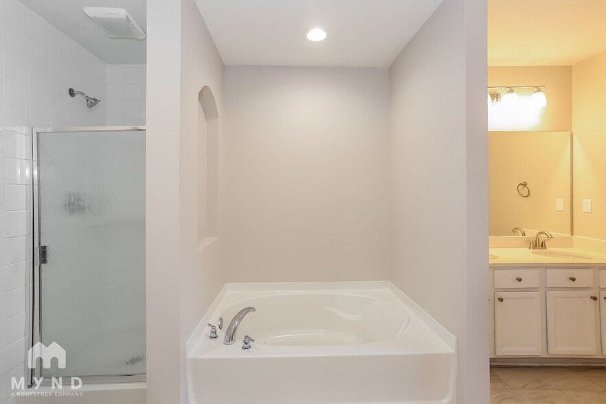 Building Photo - 15768 Canoe Creek Dr