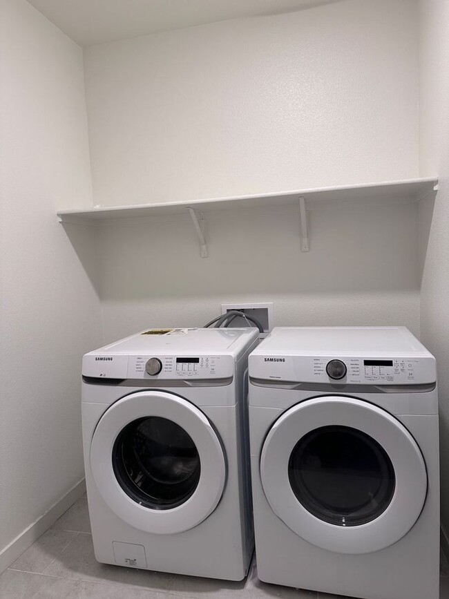 Building Photo - Beautiful/Spacious 3/2.5 (SOLAR) Natomas!  Please reference ad for viewings!