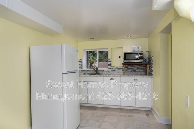 Building Photo - 1338 N 152nd St