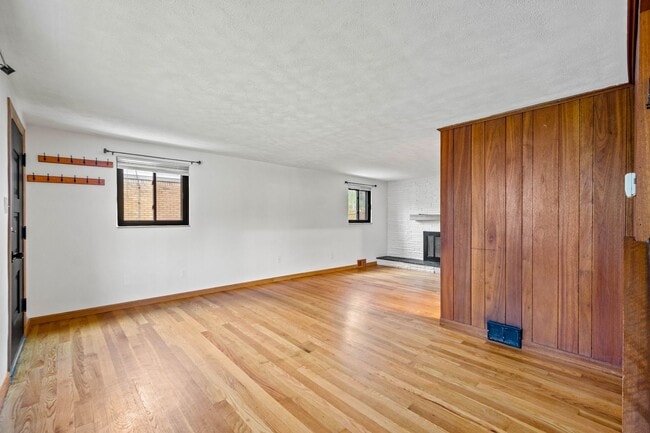 Building Photo - AVAILABLE JULY 1ST!! GORGEOUS 3 BED / 2 BATH HOME IN PENN HILLS!