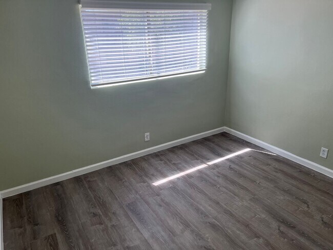 Building Photo - 2 Bedroom 1 Bath In Central Las Vegas