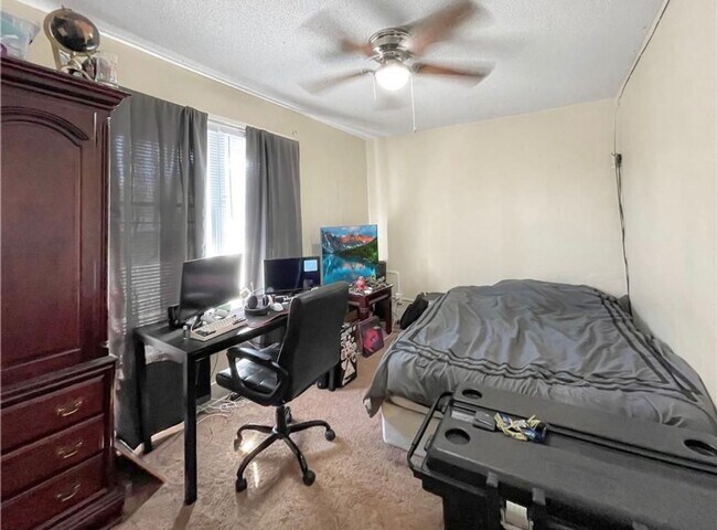 Building Photo - 202 S College St