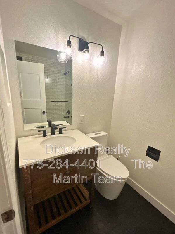 Building Photo - 640 James Ln