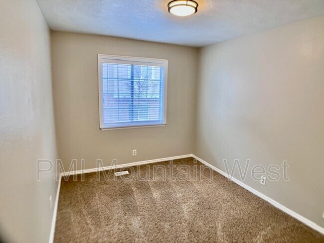Building Photo - 567 N 200 E