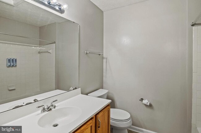 Building Photo - 8755 Thornbrook Dr