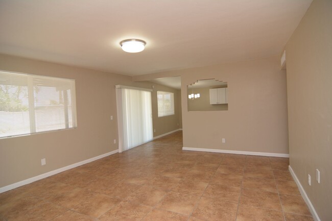 Building Photo - Remodeled 3 Bedroom 2 Bath House! South Tu...