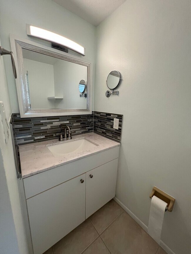 Building Photo - ** Annual ** 2 Bed / 2 Bath ** Single Fami...