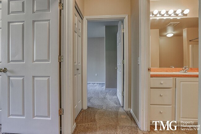 Building Photo - Single level main floor 2br/2ba Condo with Garage & W/D near Nike / Intel / St. Vincent Hospital