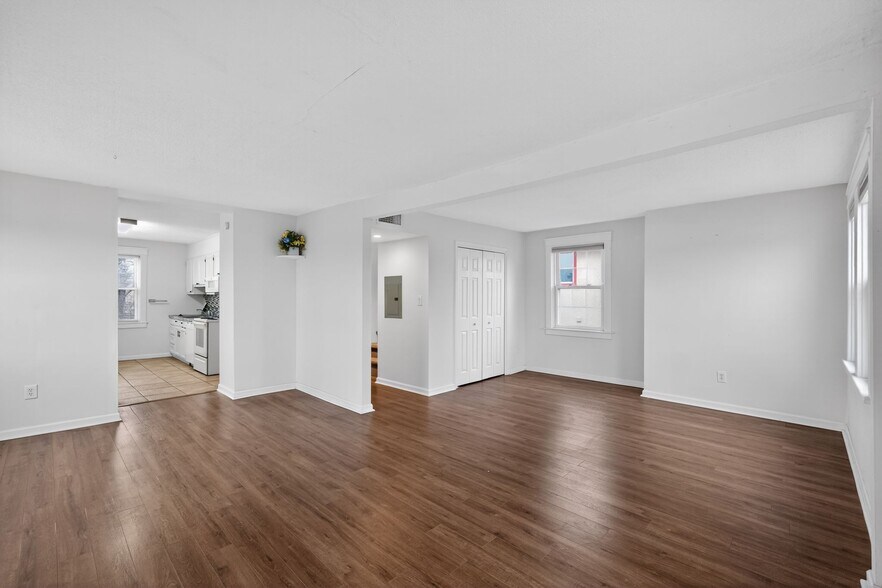 Building Photo - 8 E Marthart Ave