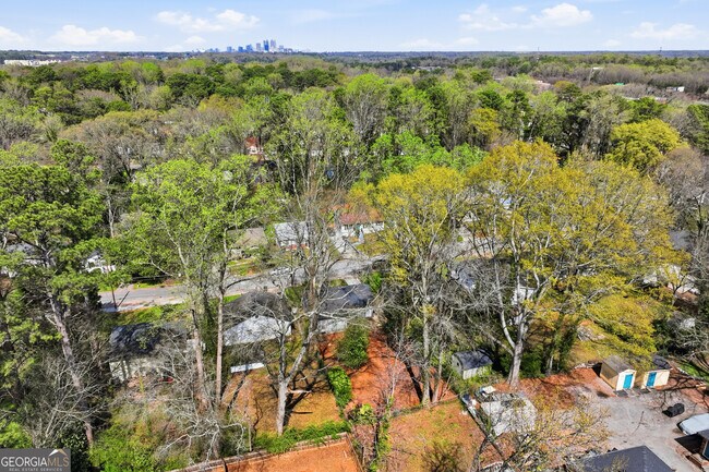 Building Photo - 250 Maple St