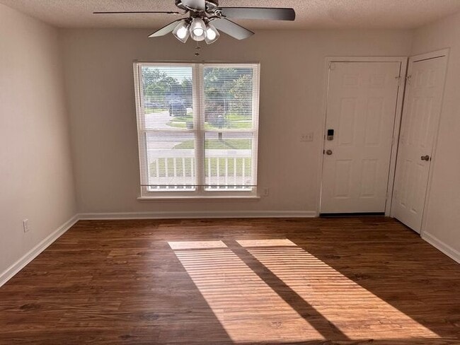 Building Photo - **Charming 3-Bedroom, 2-Bath Home in the H...