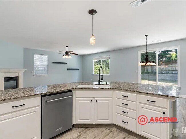 Building Photo - Stunning Home Home Off Jewetta Ave and Sno...