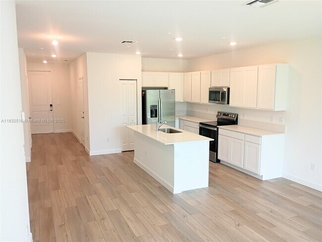 Building Photo - 329 SE Crossoak Ln