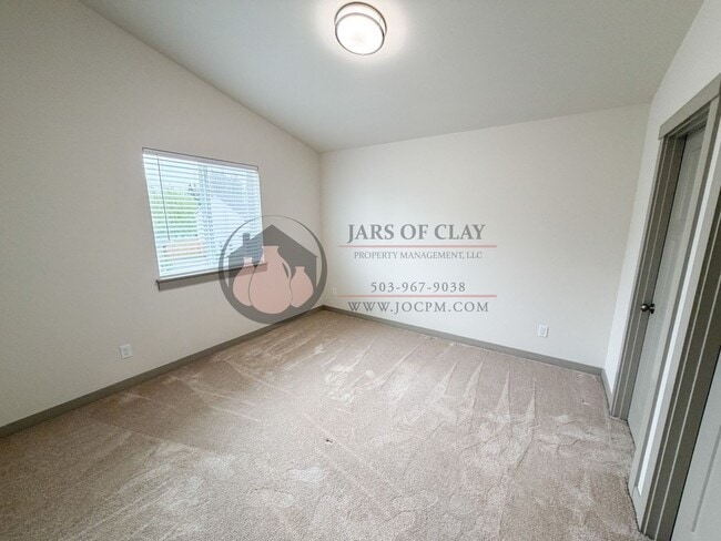 Building Photo - Newer Build- Ready for Move In