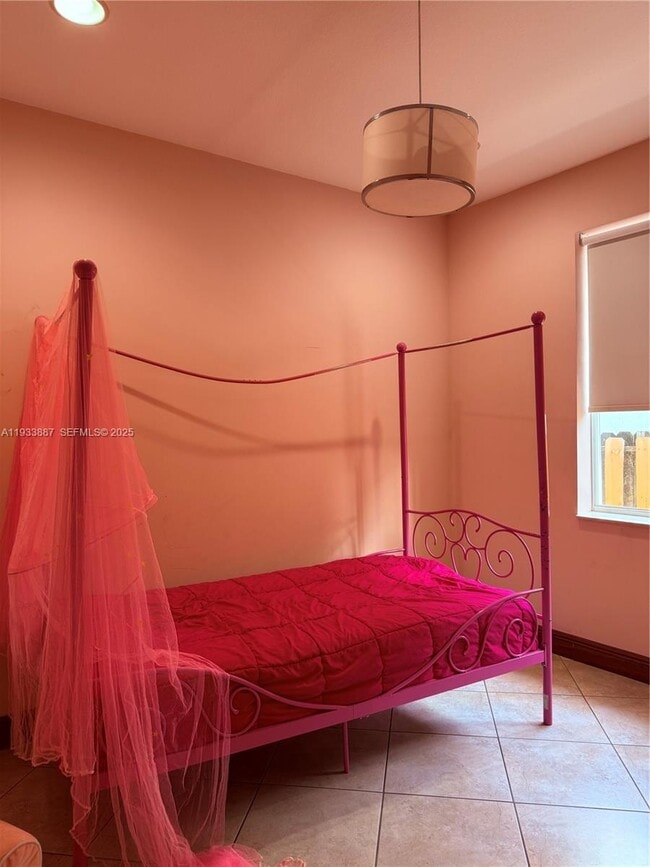 Building Photo - 1055 NE 85th St