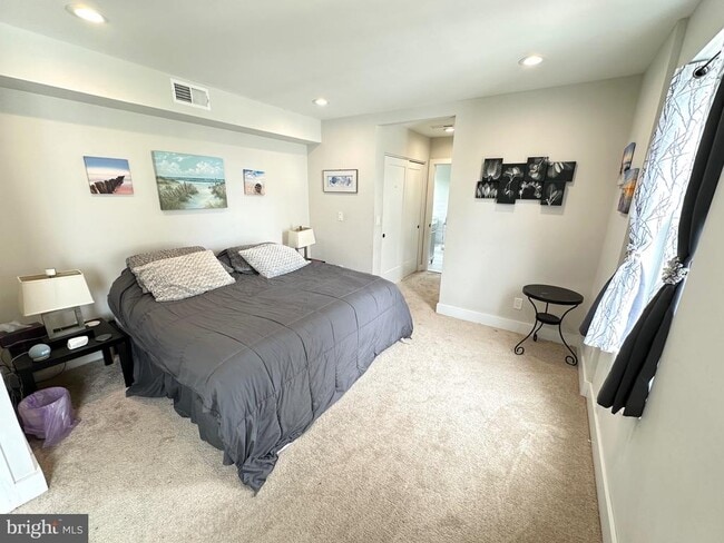 Building Photo - 842 E Cathedral Rd