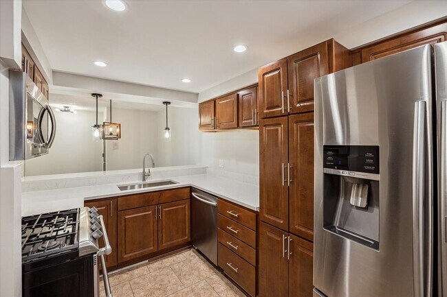 Building Photo - 13620 Lamon Ave