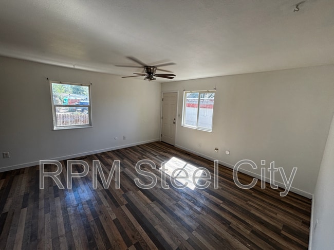 Building Photo - 910 E 9th St