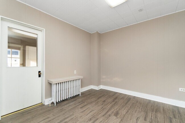 Building Photo - 458 Main St