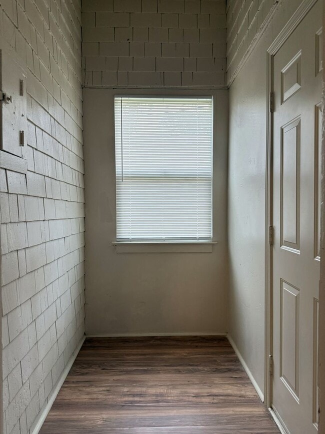 Building Photo - Endearing 2/1 Available Now!!!