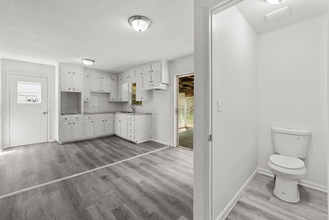 Building Photo - Charming Center Point Home