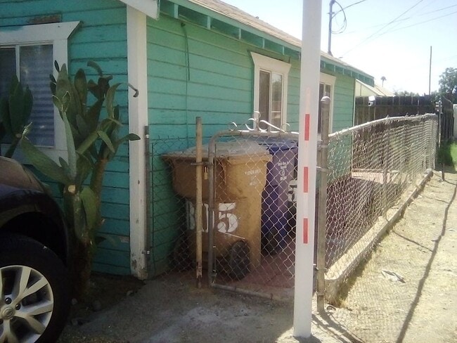 Building Photo - 805 Oildale Dr