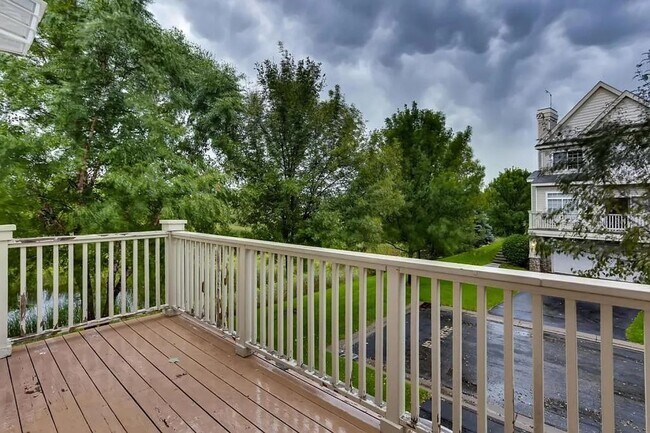 Building Photo - Bright End-Unit 2BD Townhome with Fireplace, Deck & Big Bedrooms