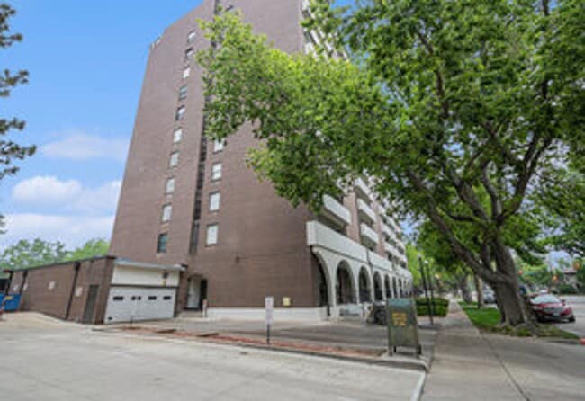 Building Photo - Cute 2 Bed Condo in Old Town