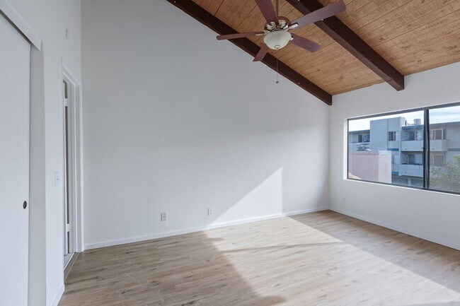 Building Photo - 10444 Canoga Ave