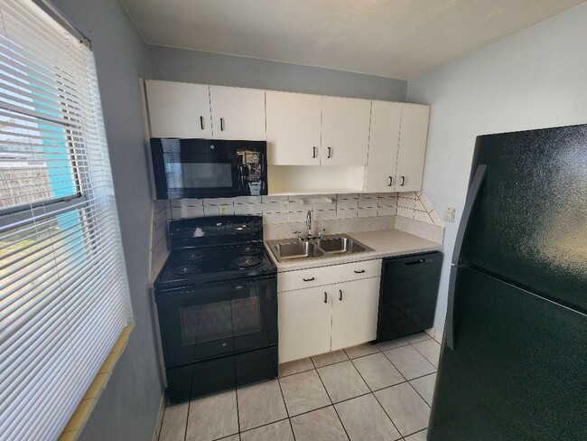 Building Photo - Nice beach side 2/1, walk to beach, restaurants