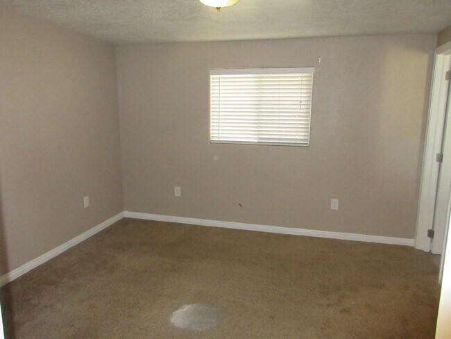 Building Photo - 4 bedroom, 2 bathroom apartment