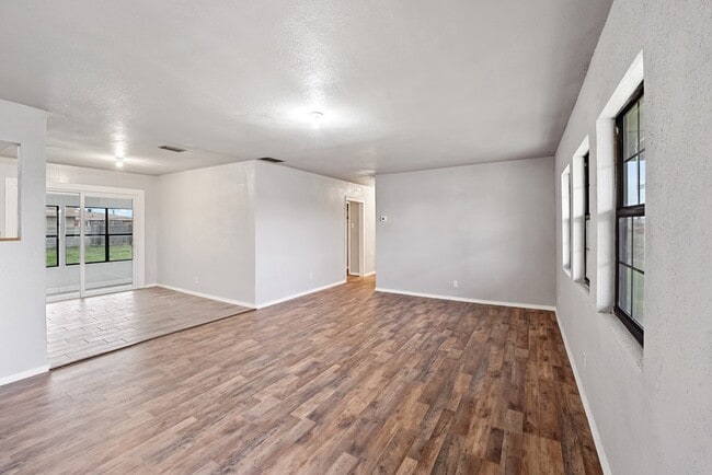 Building Photo - 1401 E 18th St