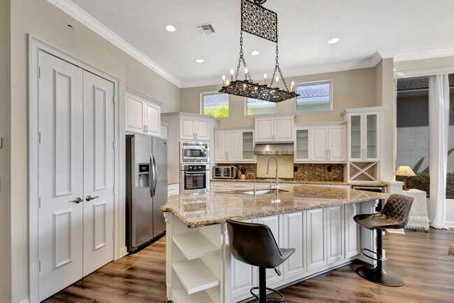 Building Photo - 128 Esperanza Way