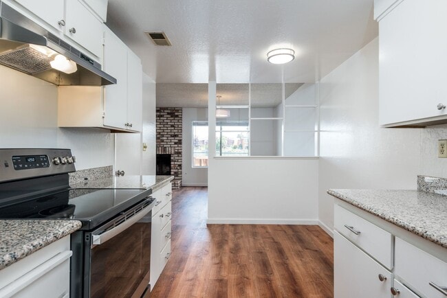 Building Photo - Harborside Waterfront 4 Bed/2.5 Bath Townhouse in Foster City