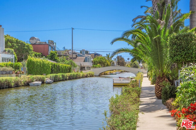 Building Photo - 431 Linnie Canal