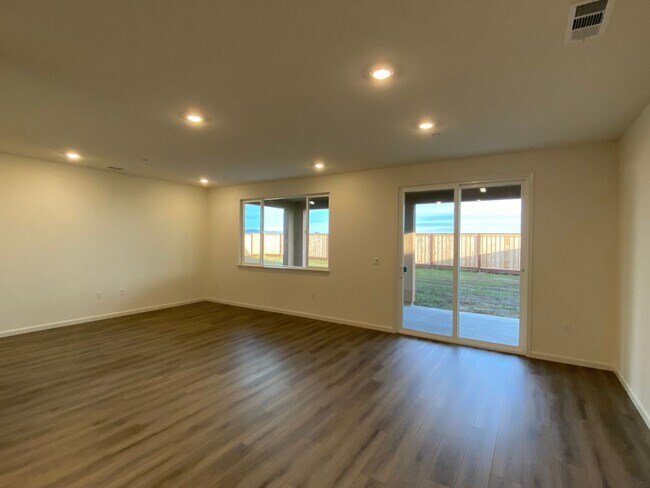 Building Photo - Available NOW - Beautiful and NEW 4 bed / 2 Bath