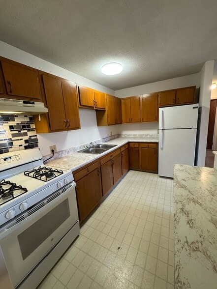 Interior Photo - 382-384 River St