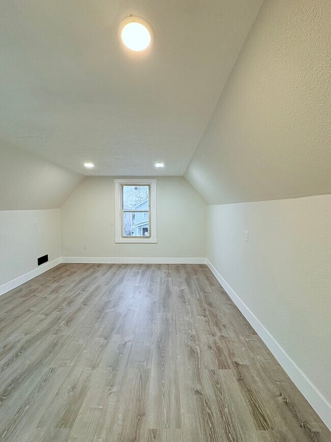 Building Photo - Charming 2 beds 1 baths in Columbus! Newly Renovated