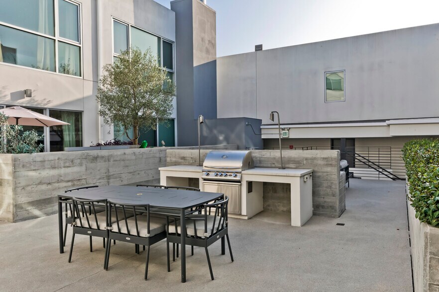 Building Photo - 957 Figueroa Ter