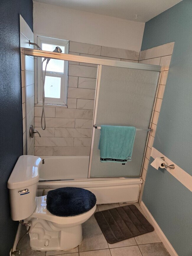 Building Photo - Beautifully Updated 3 Bed, 2 Bath House