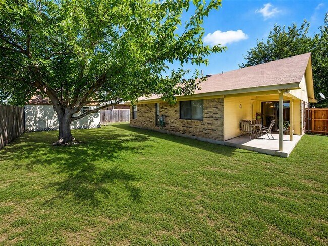 Building Photo - 2217 Parkside Dr