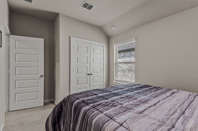 Building Photo - 706 Melody Hl Dr